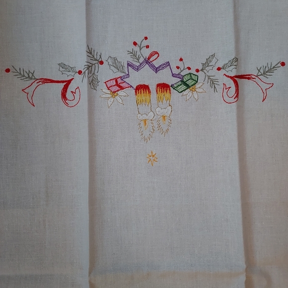 Embroidered Christmas Fingertip Guest Tea Towels 2 Vintage Cotton Candles Gifts - Picture 9 of 9